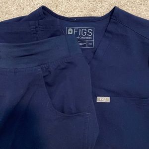 Figs XXS Scrub Top, XS Kade Cargo Pants (navy)